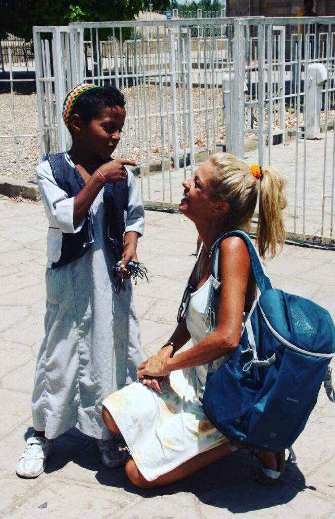 Mi nombre es Mireia Riquez, profesional a quien sus experiencias vividas por los 7 continentes le han ayudado a confirmar que lo que mueve a las personas es la luz que tenemos dentro y que a veces tenemos que volver a encontrarla para agitarla un poquito y que vuelva a volar