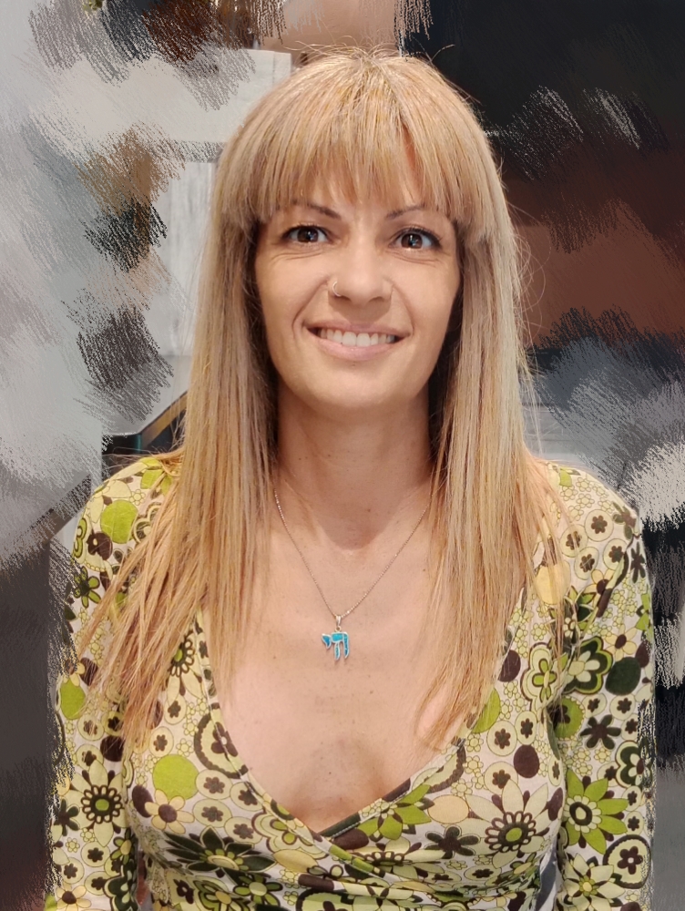 Mi nombre es Mireia Riquez, profesional a quien sus experiencias vividas por los 7 continentes le han ayudado a confirmar que lo que mueve a las personas es la luz que tenemos dentro y que a veces tenemos que volver a encontrarla para agitarla un poquito y que vuelva a volar